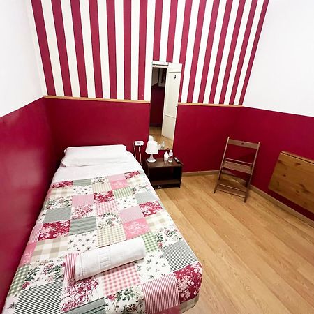 Hostal La Casa De La Plaza Madrid Buitenkant foto