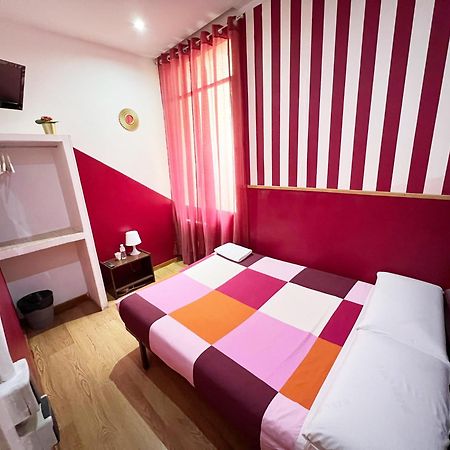 Hostal La Casa De La Plaza Madrid Buitenkant foto