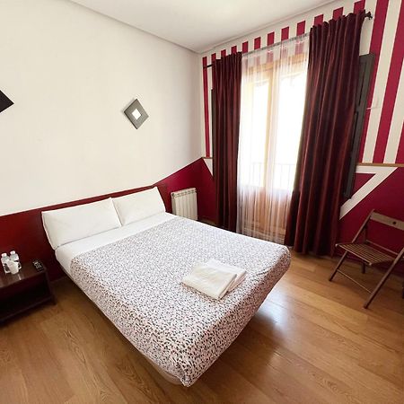 Hostal La Casa De La Plaza Madrid Buitenkant foto
