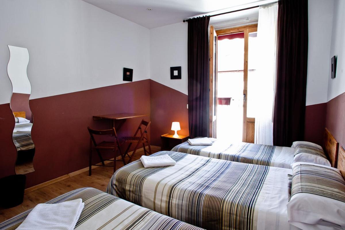 Hostal La Casa De La Plaza Madrid Buitenkant foto