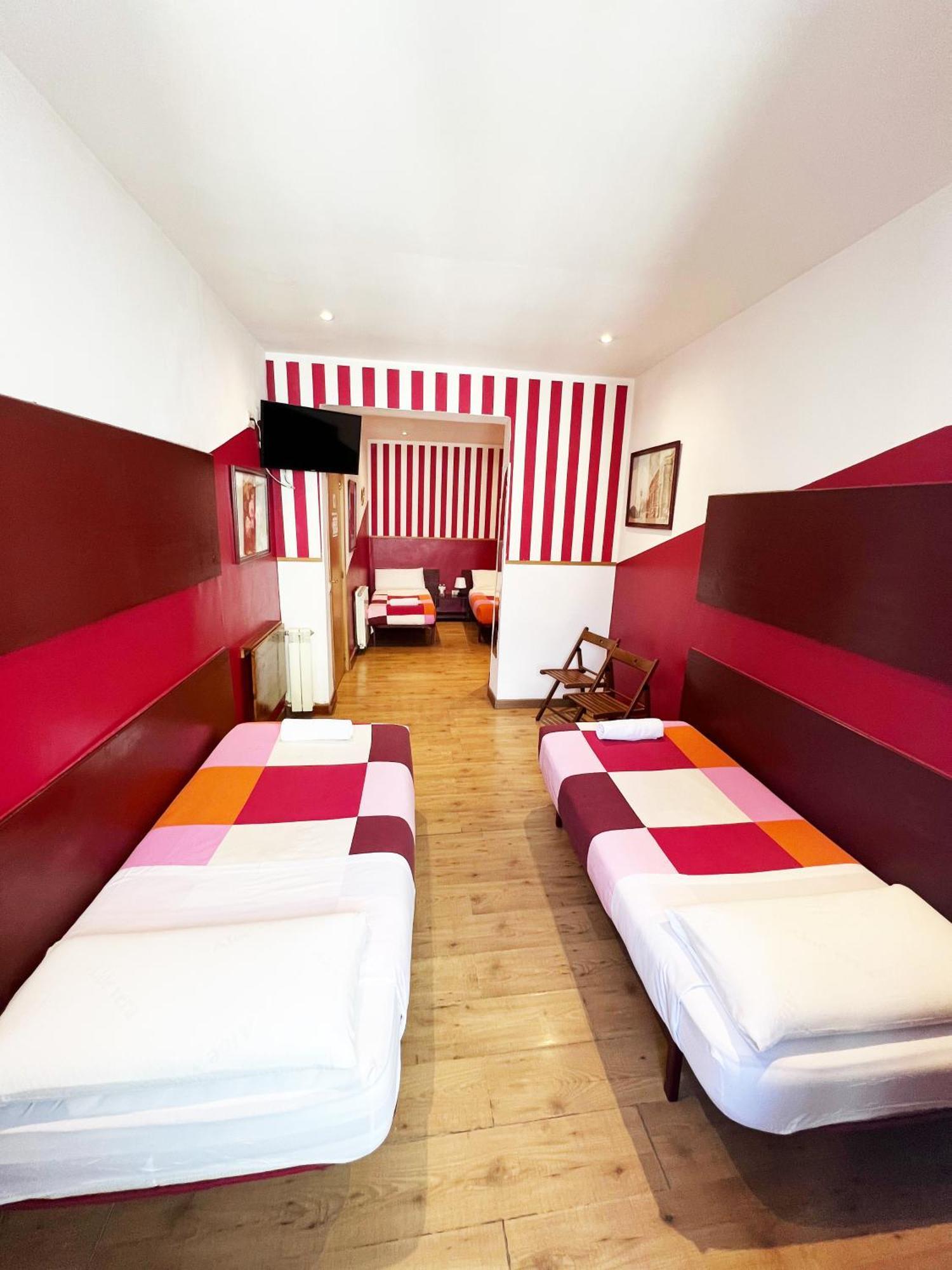 Hostal La Casa De La Plaza Madrid Buitenkant foto