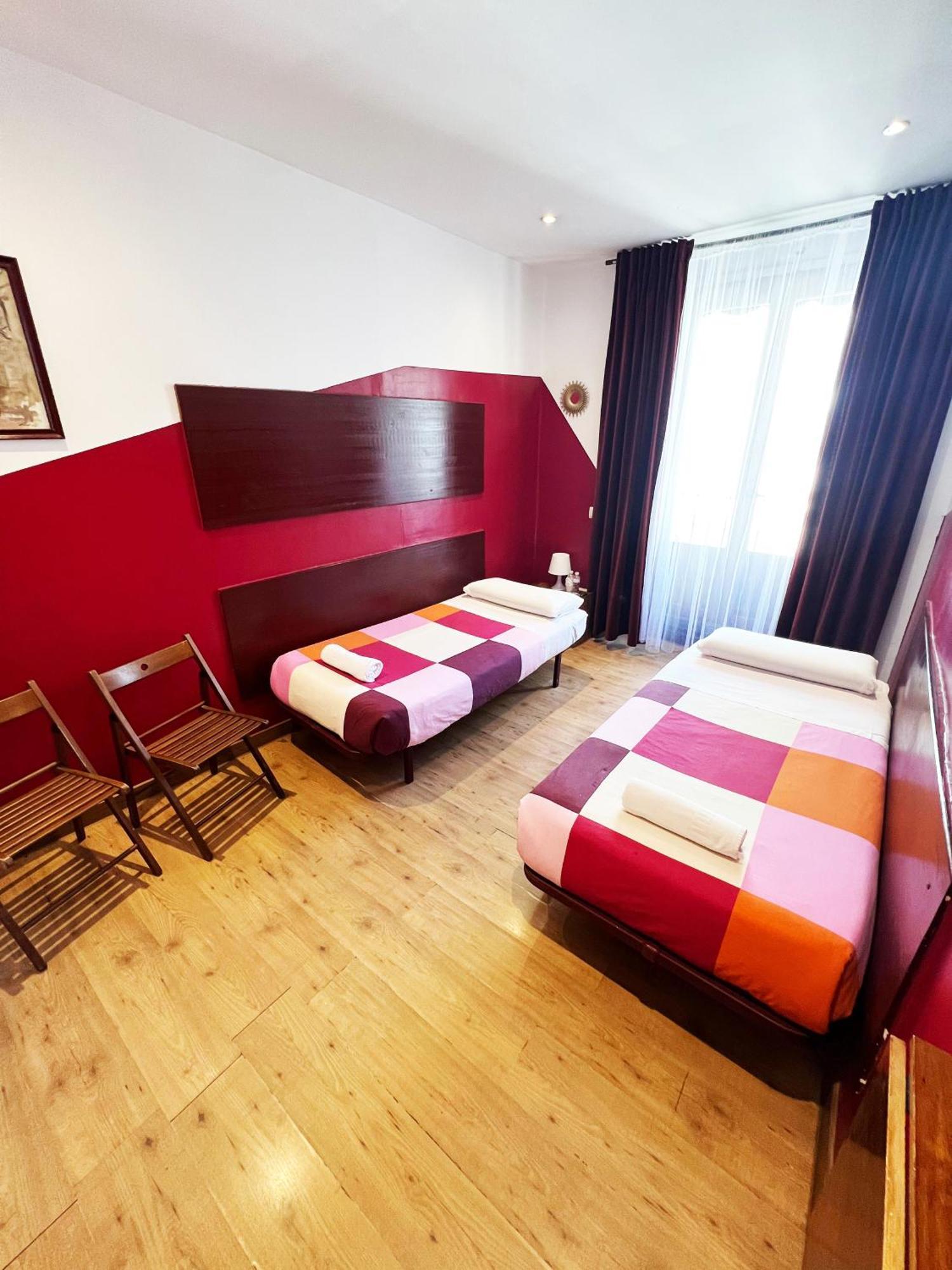 Hostal La Casa De La Plaza Madrid Buitenkant foto