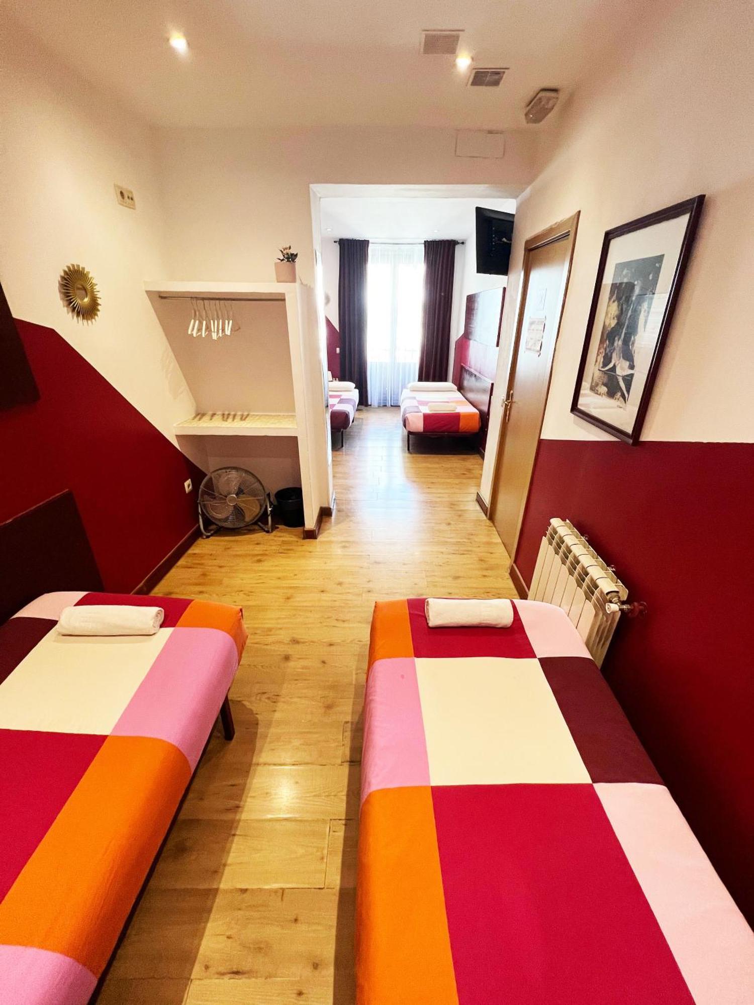 Hostal La Casa De La Plaza Madrid Buitenkant foto