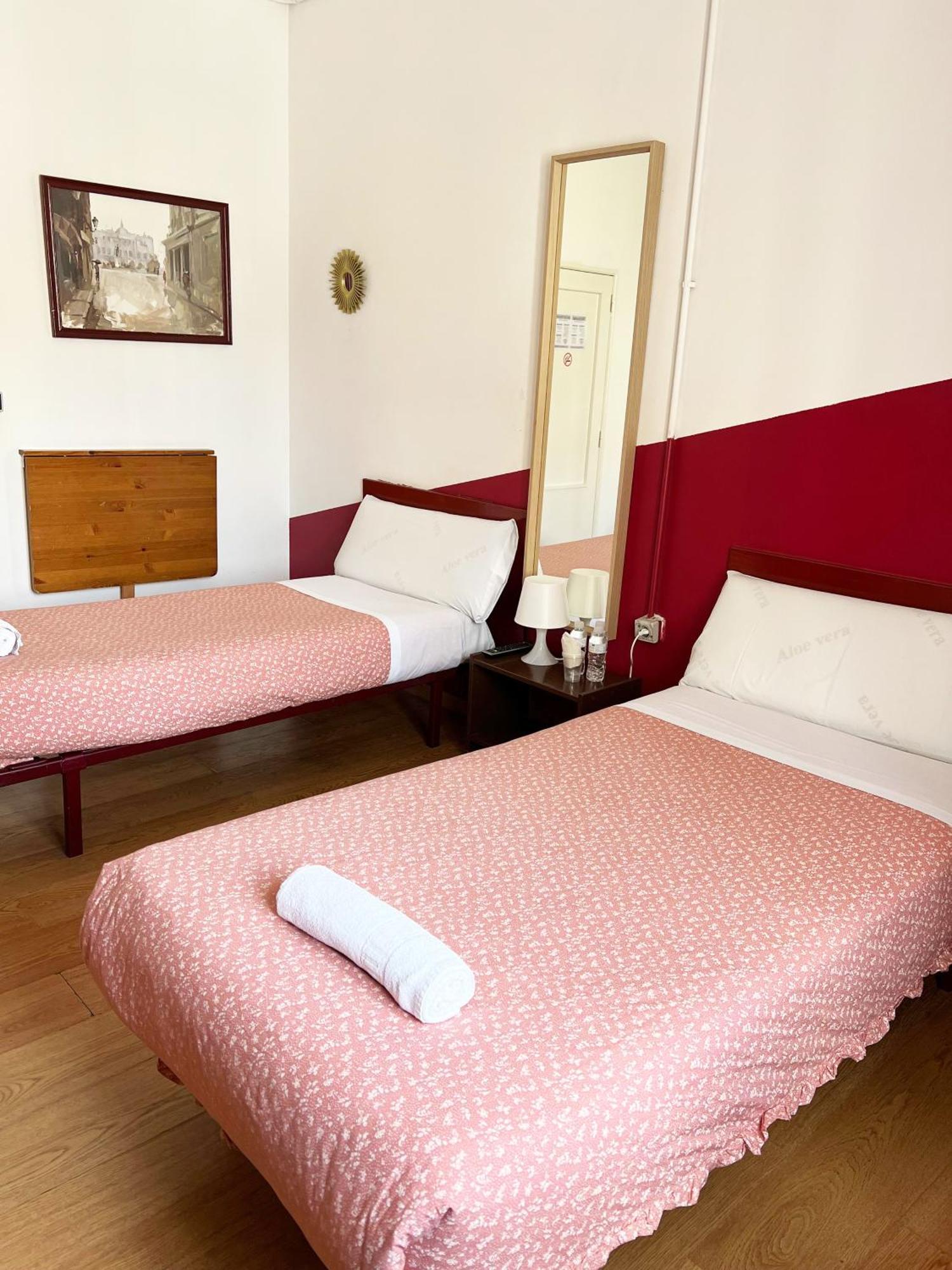 Hostal La Casa De La Plaza Madrid Buitenkant foto
