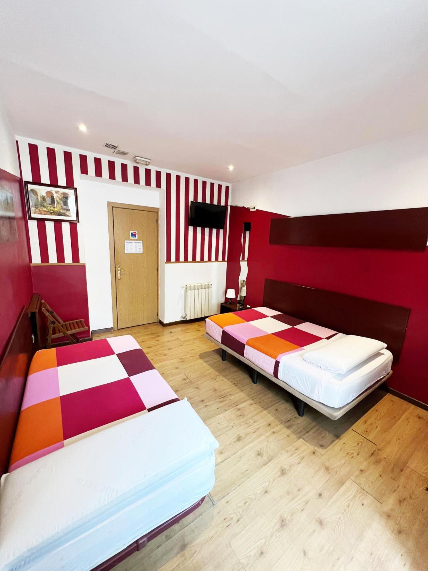 Hostal La Casa De La Plaza Madrid Buitenkant foto