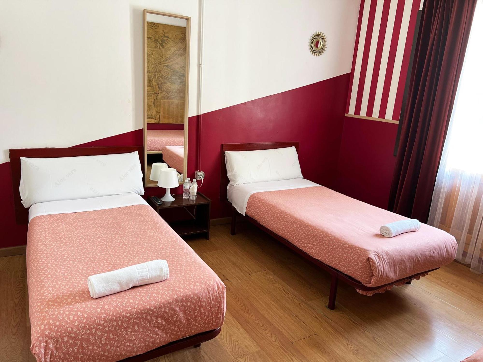 Hostal La Casa De La Plaza Madrid Buitenkant foto