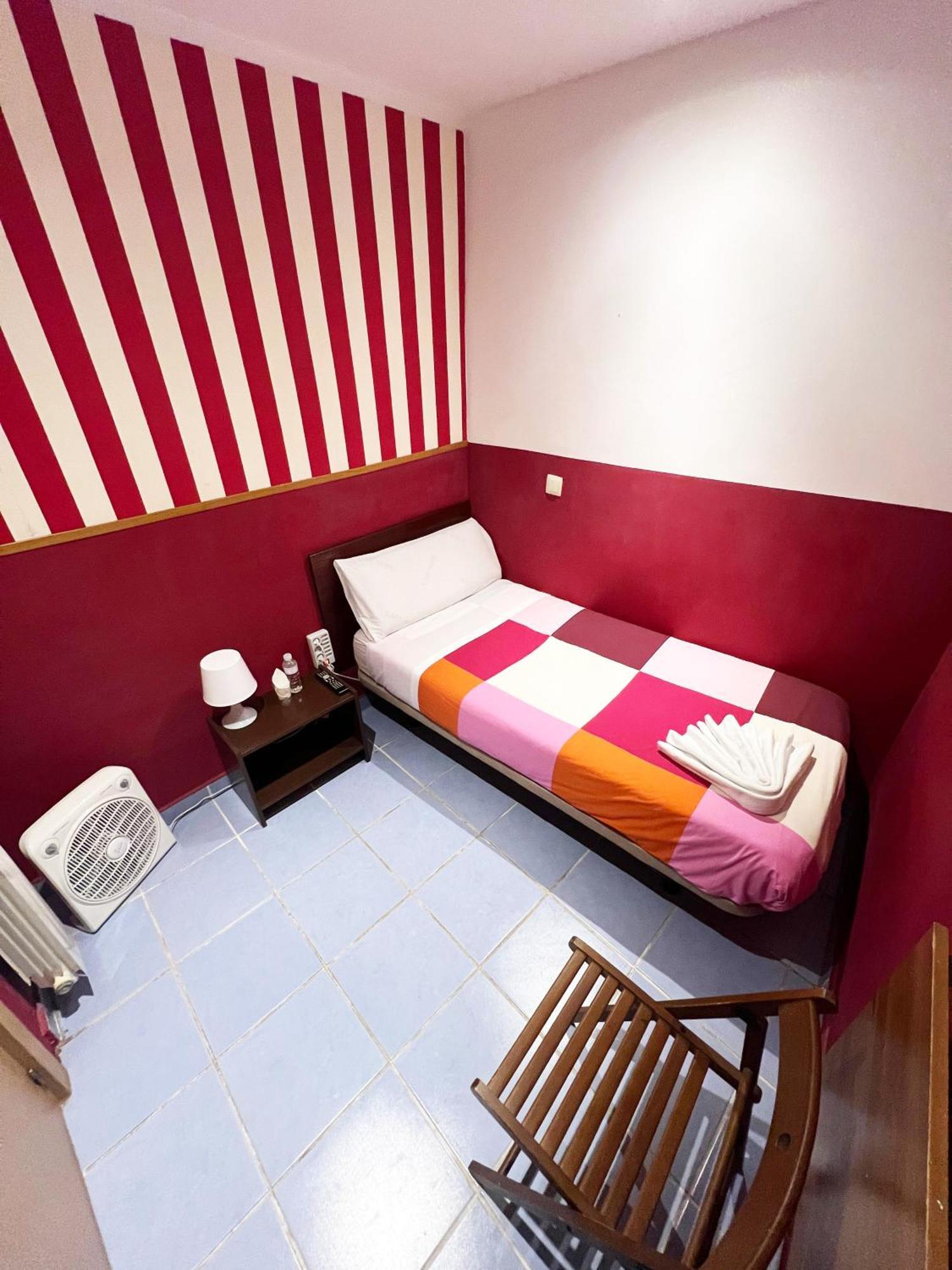 Hostal La Casa De La Plaza Madrid Buitenkant foto