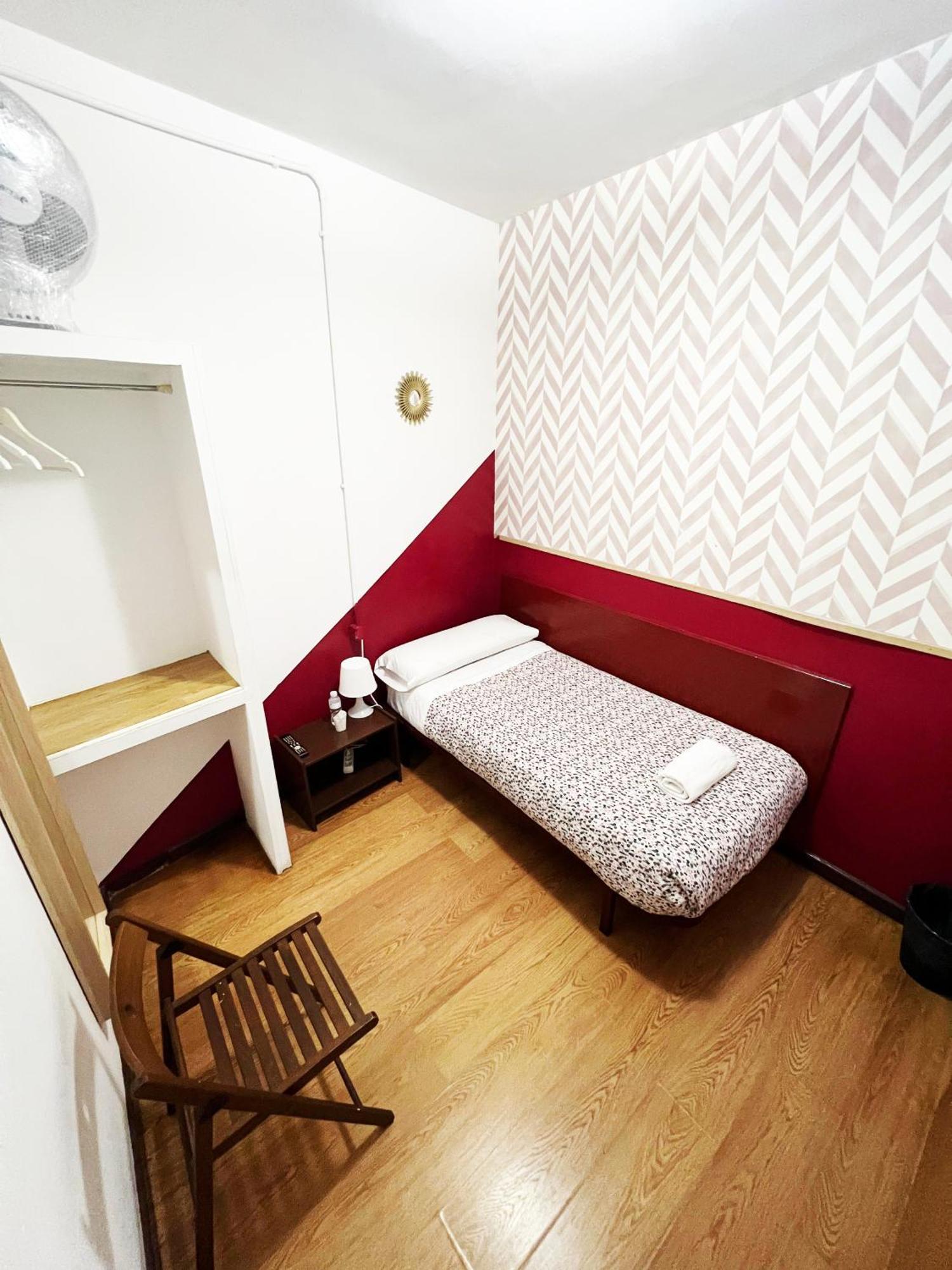 Hostal La Casa De La Plaza Madrid Buitenkant foto