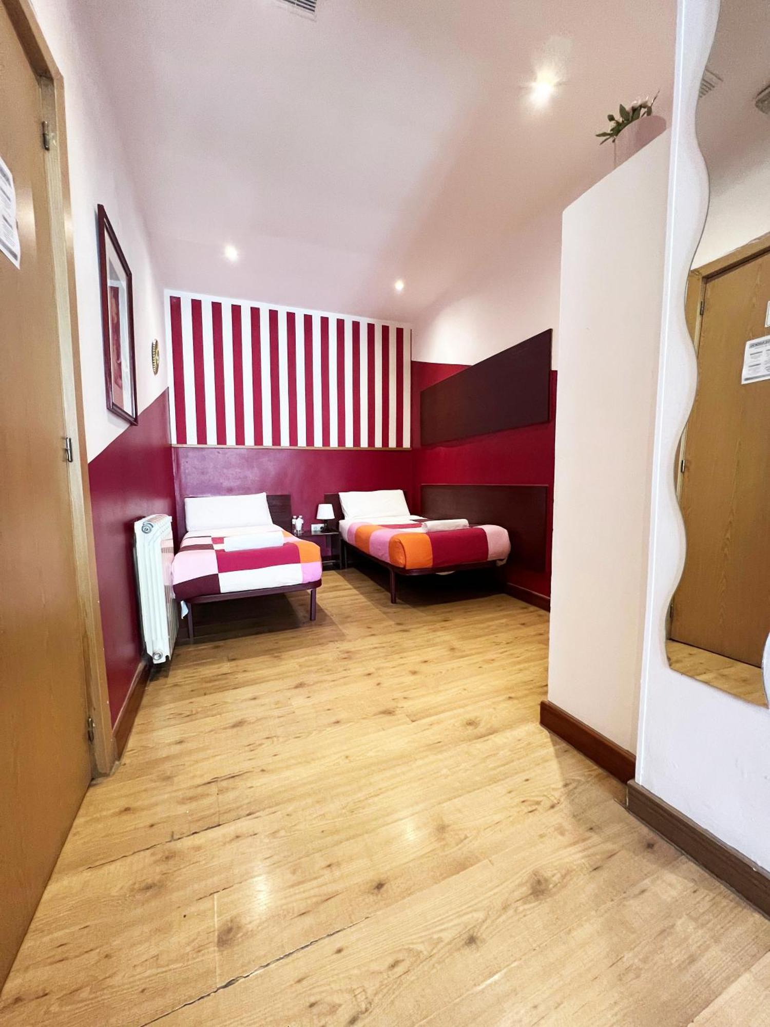 Hostal La Casa De La Plaza Madrid Buitenkant foto