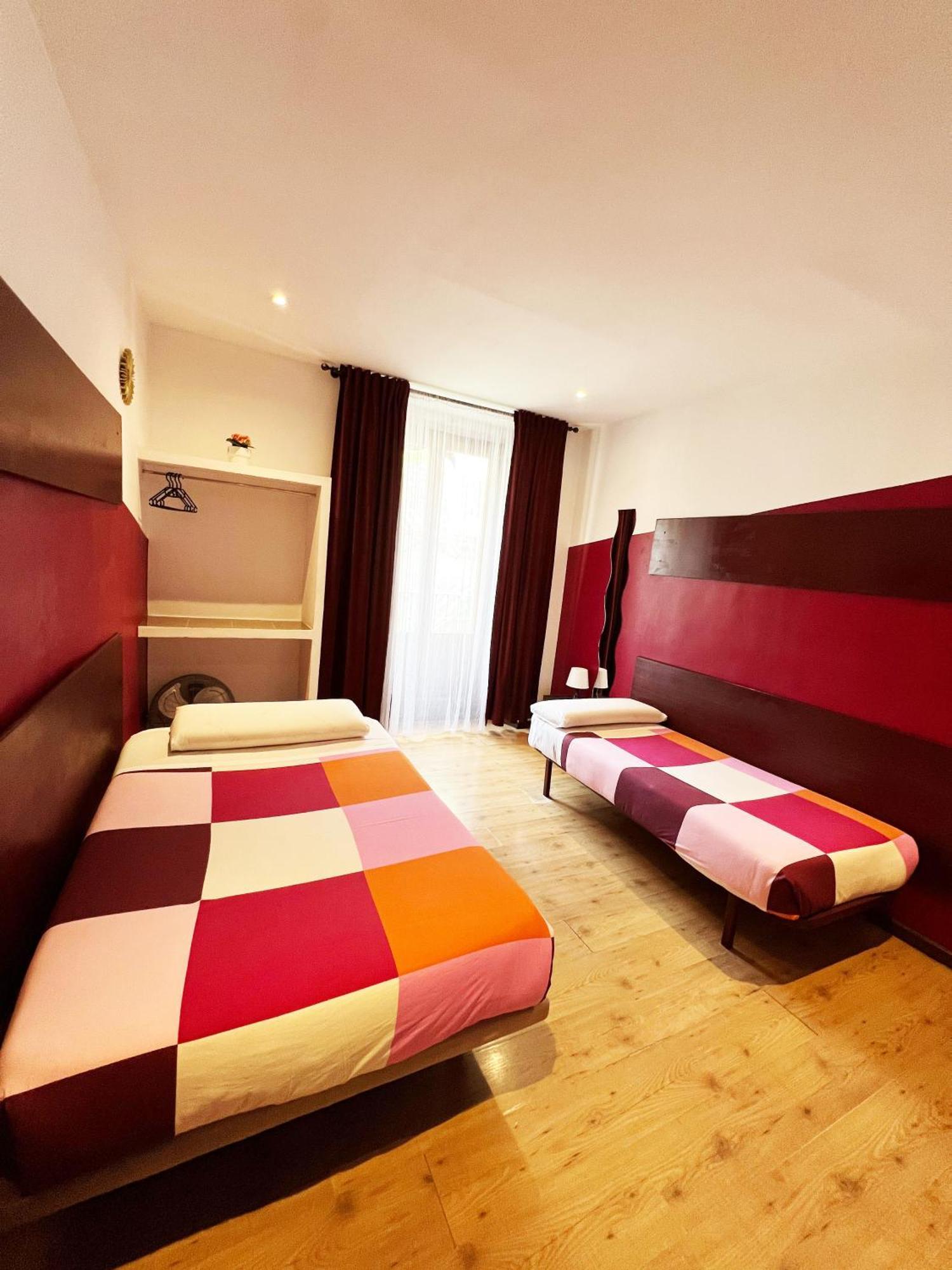 Hostal La Casa De La Plaza Madrid Buitenkant foto
