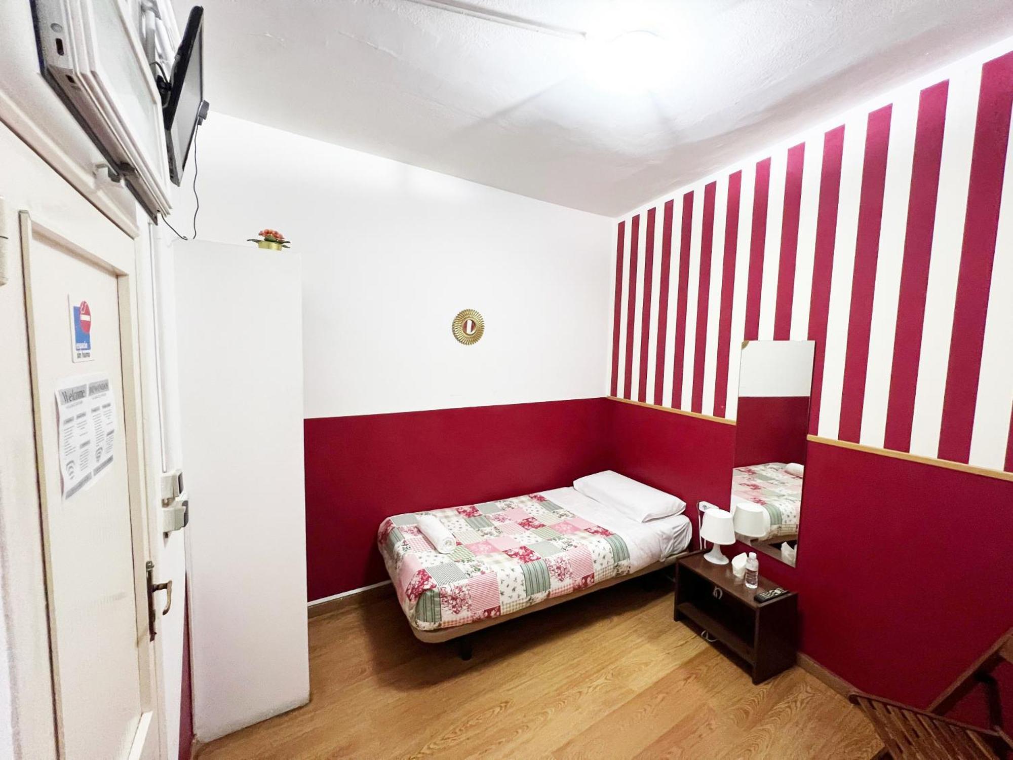 Hostal La Casa De La Plaza Madrid Buitenkant foto