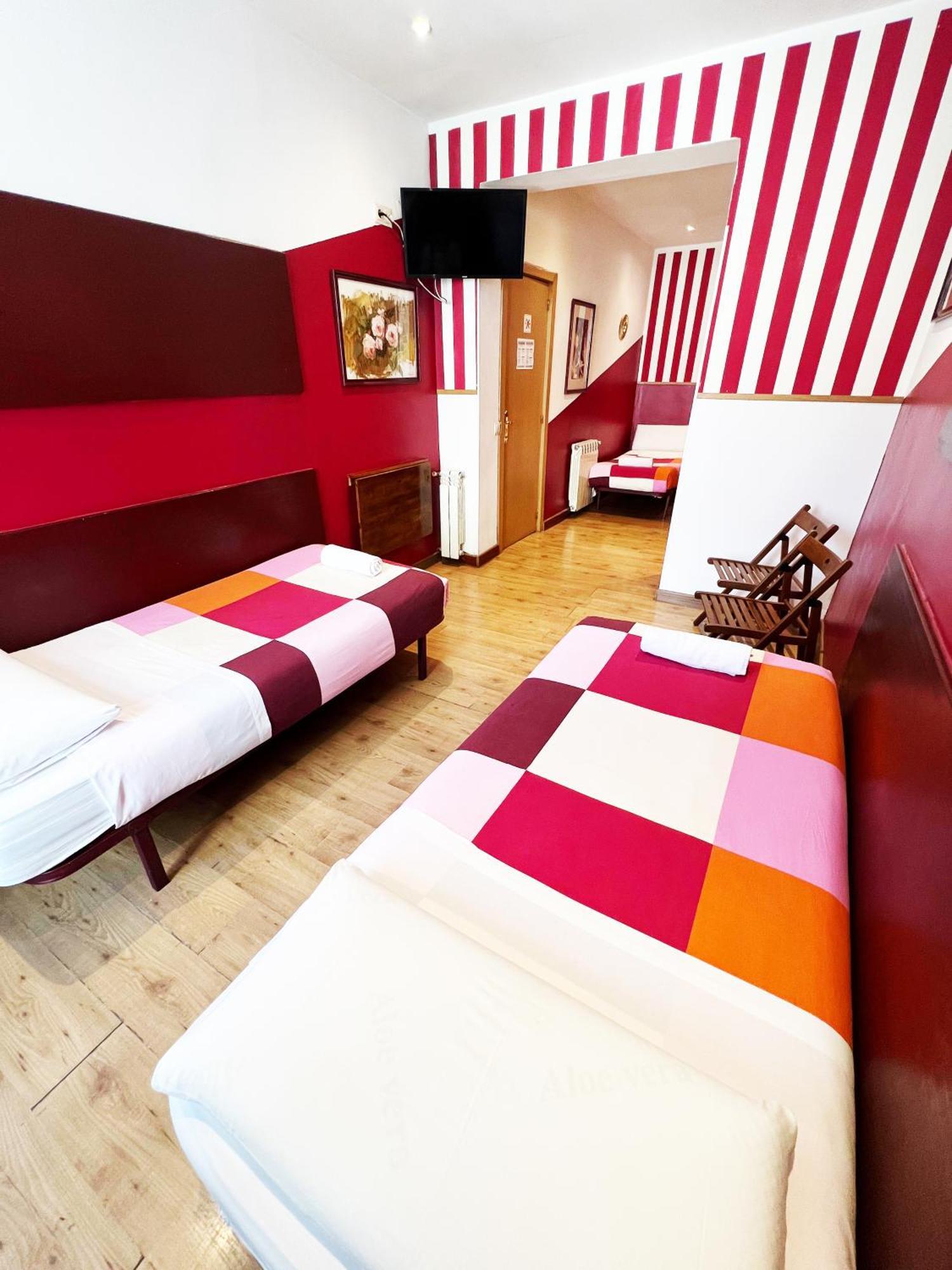 Hostal La Casa De La Plaza Madrid Buitenkant foto