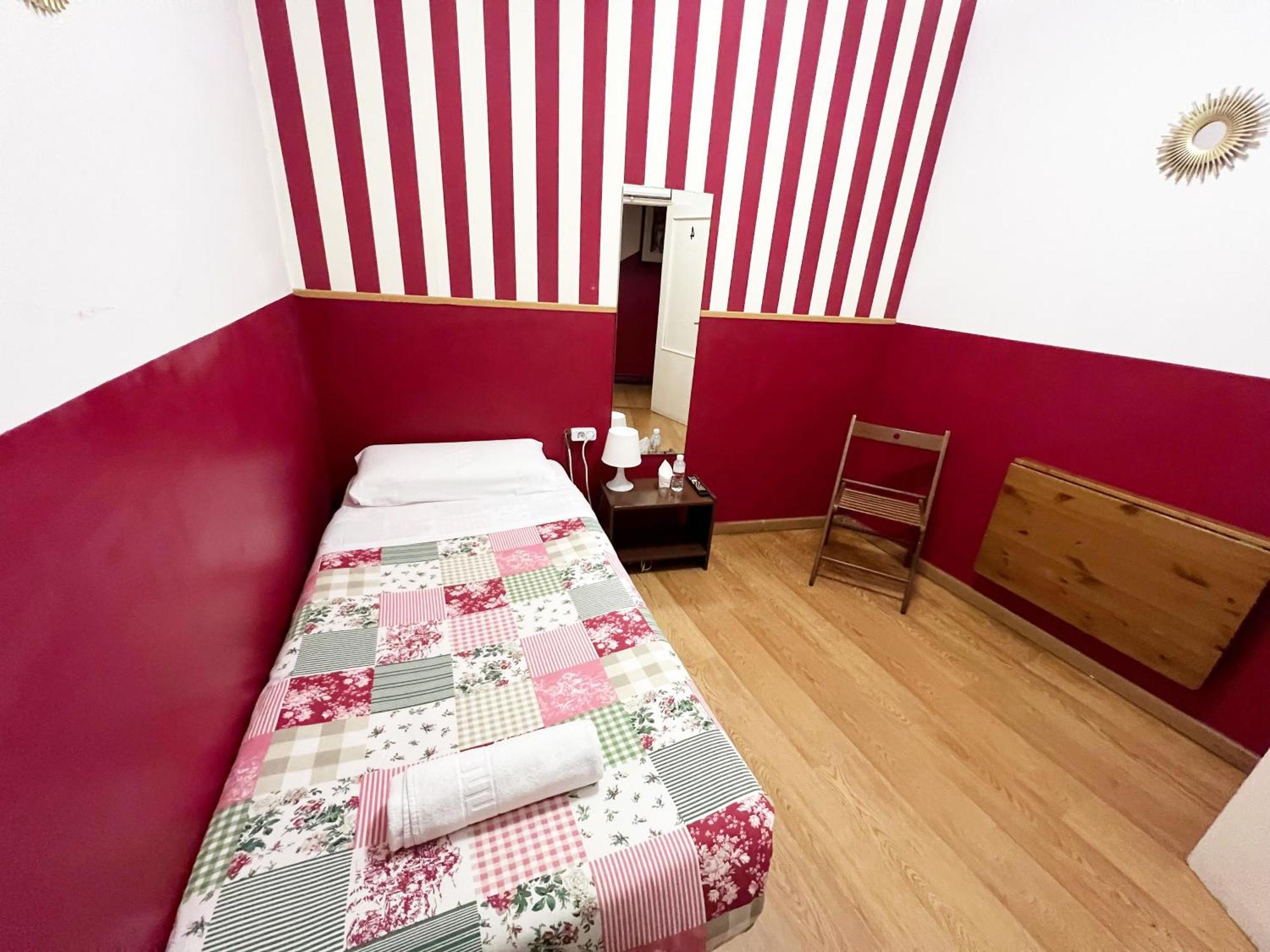 Hostal La Casa De La Plaza Madrid Buitenkant foto
