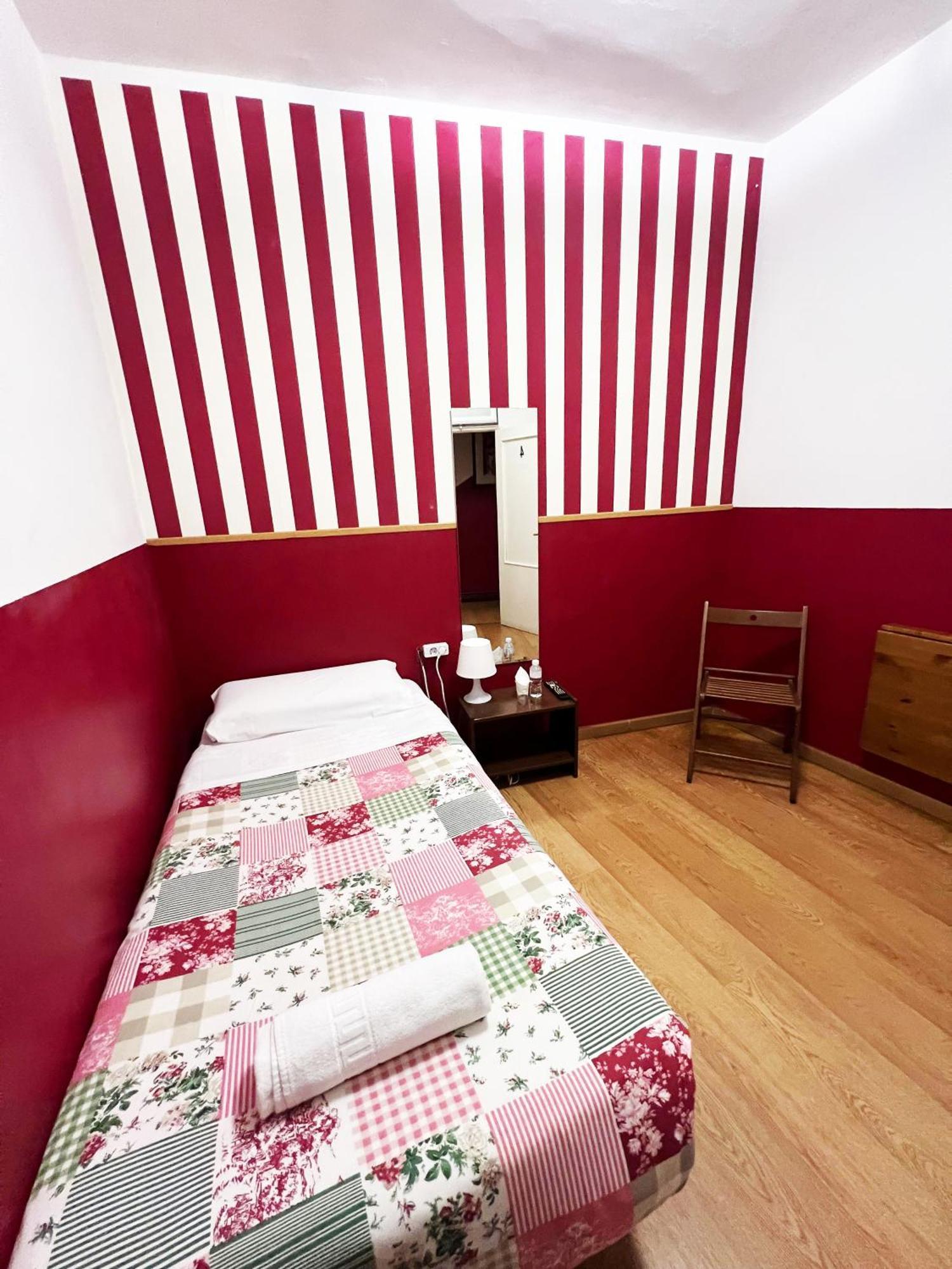 Hostal La Casa De La Plaza Madrid Buitenkant foto