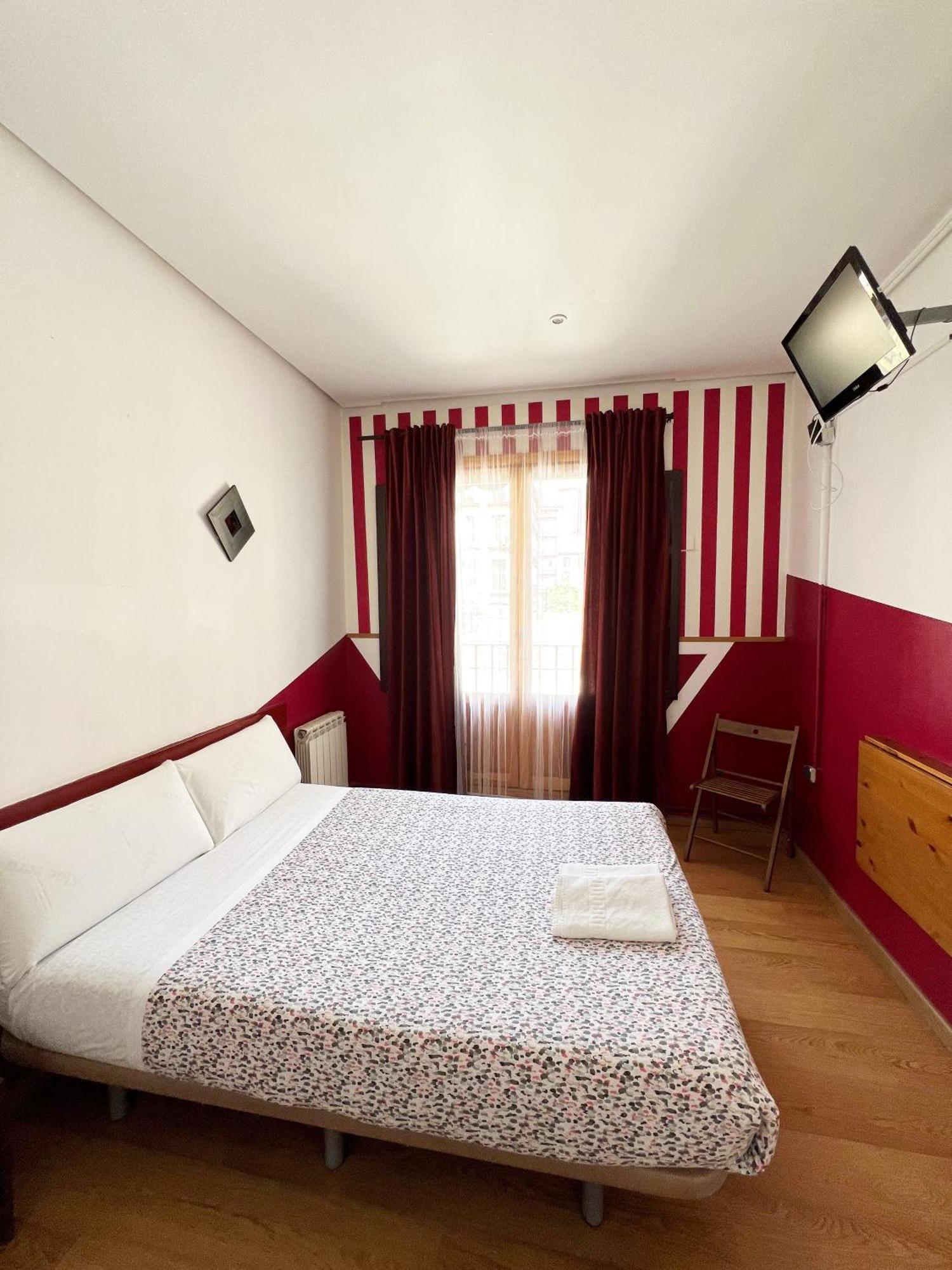 Hostal La Casa De La Plaza Madrid Buitenkant foto