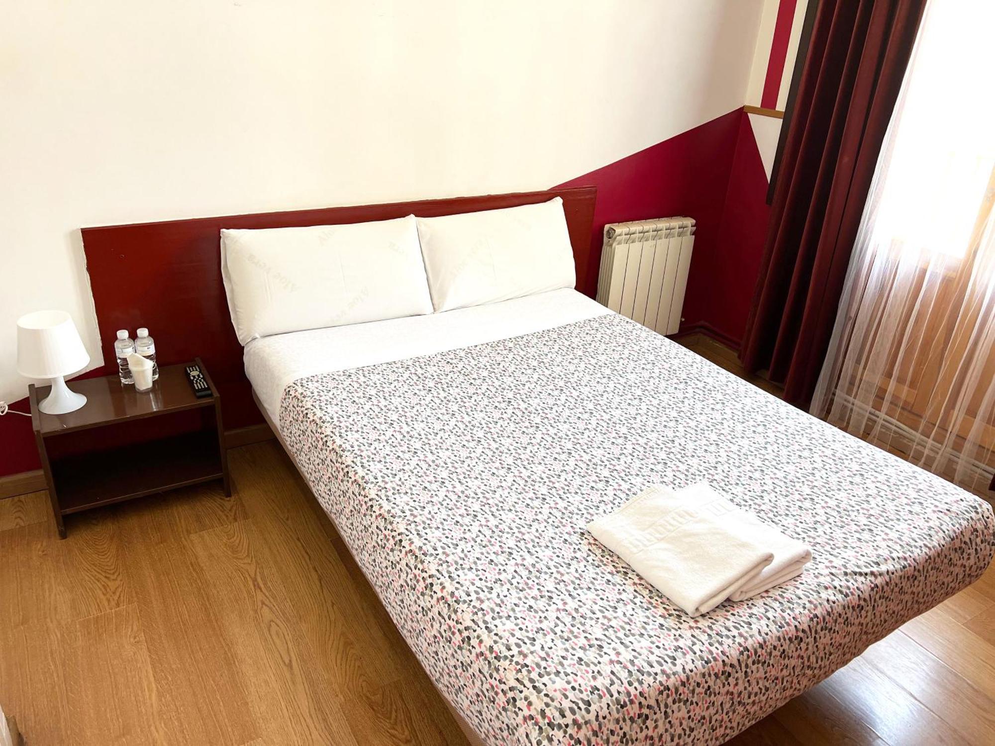 Hostal La Casa De La Plaza Madrid Buitenkant foto