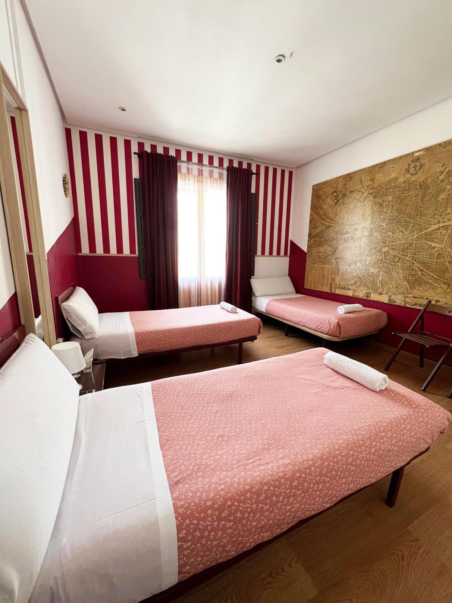 Hostal La Casa De La Plaza Madrid Buitenkant foto