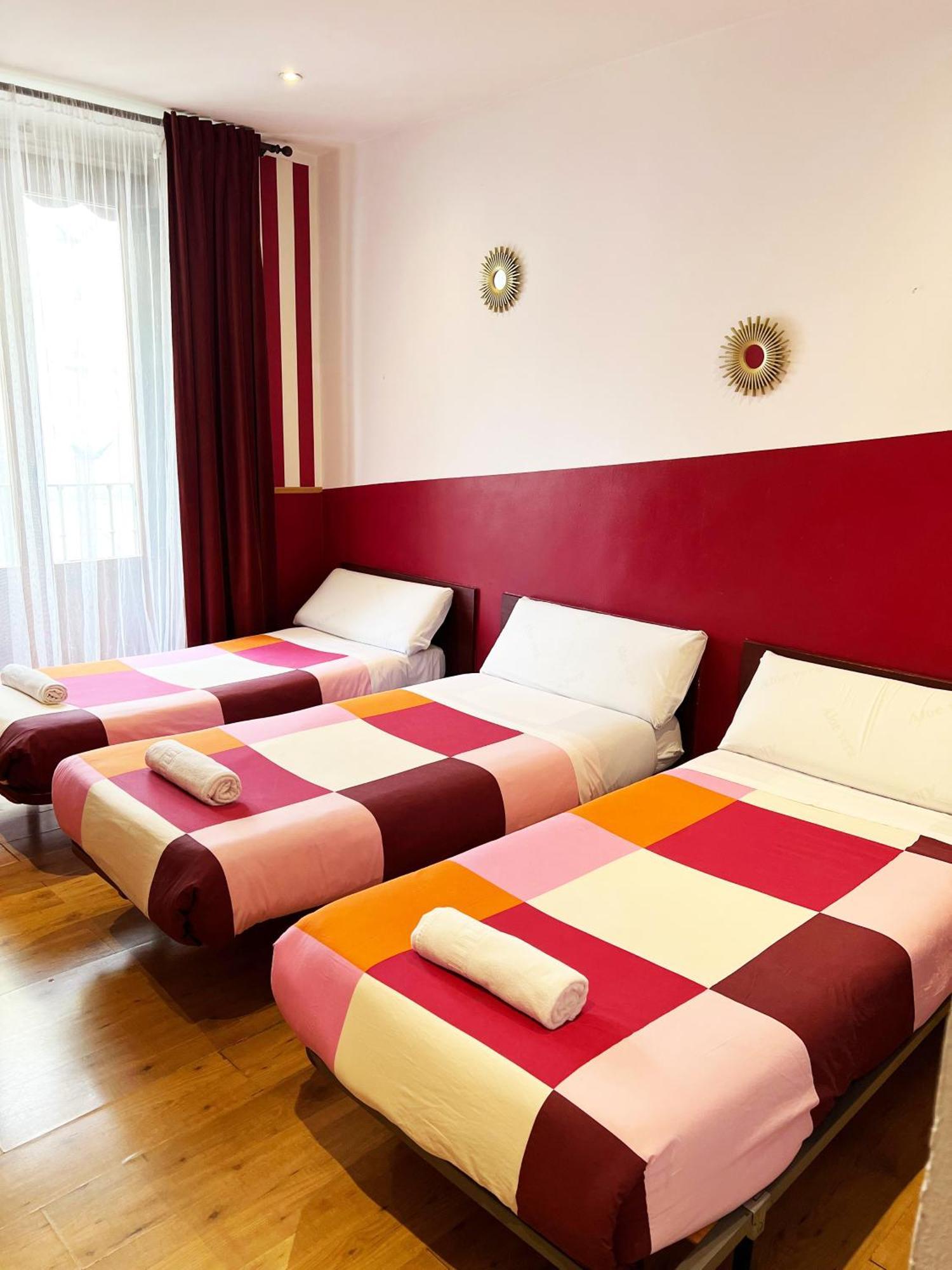 Hostal La Casa De La Plaza Madrid Buitenkant foto