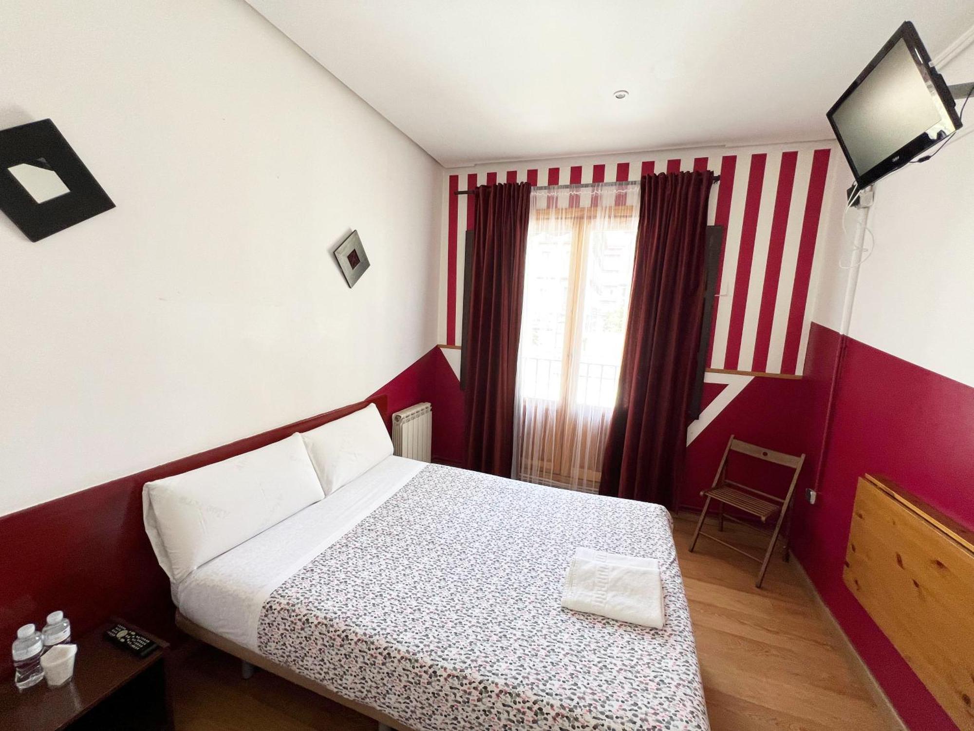 Hostal La Casa De La Plaza Madrid Buitenkant foto
