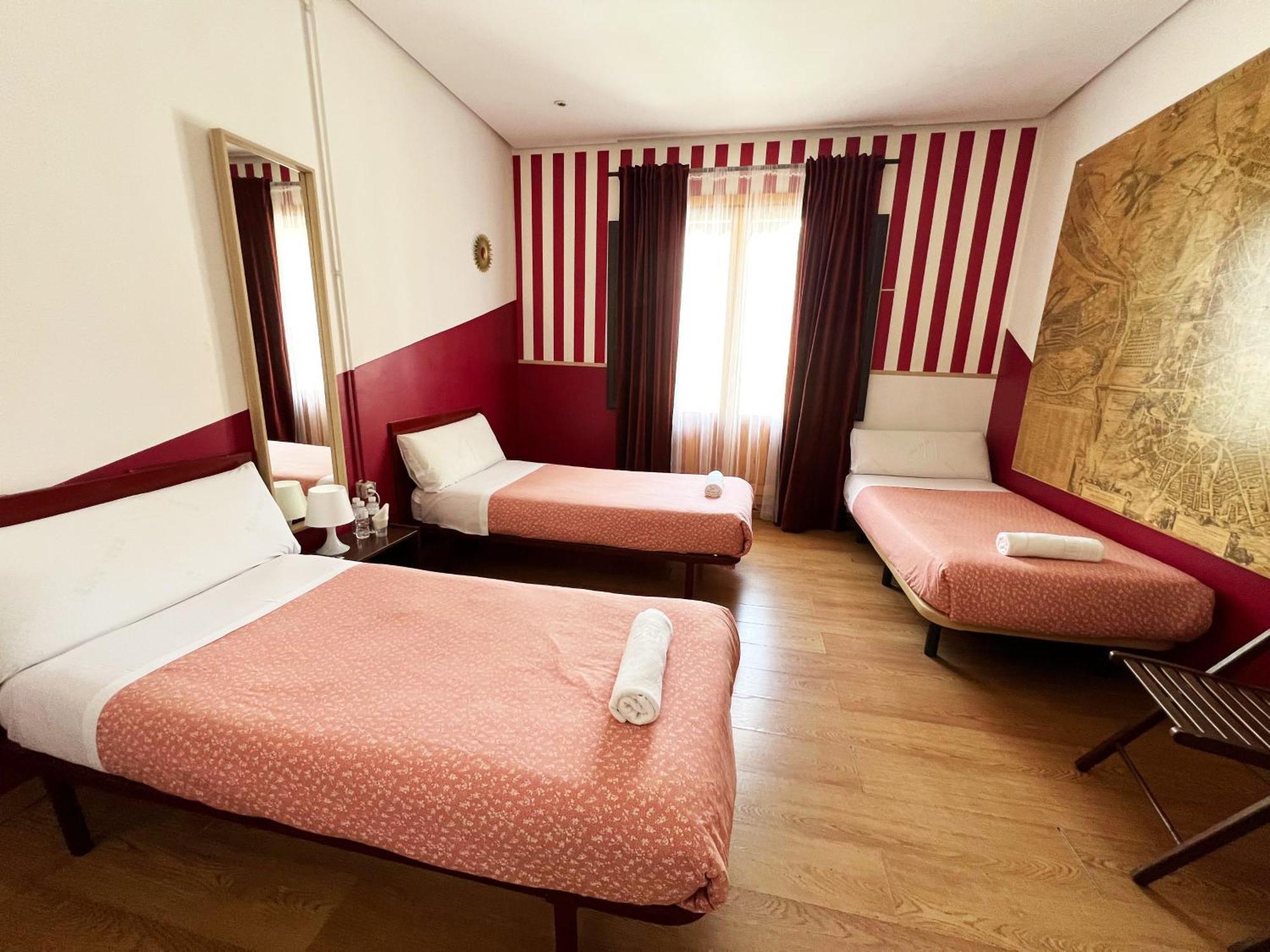 Hostal La Casa De La Plaza Madrid Buitenkant foto