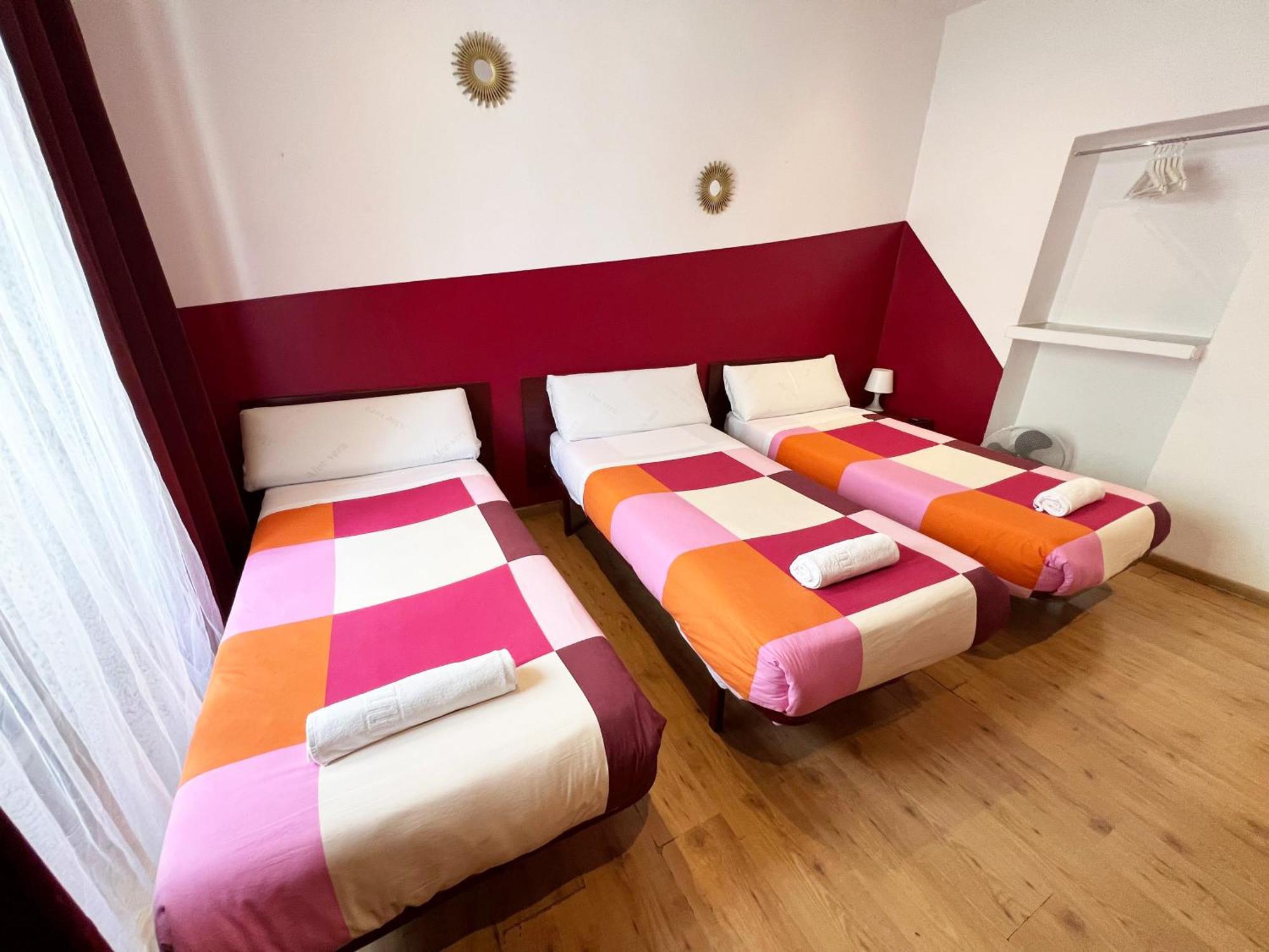 Hostal La Casa De La Plaza Madrid Buitenkant foto