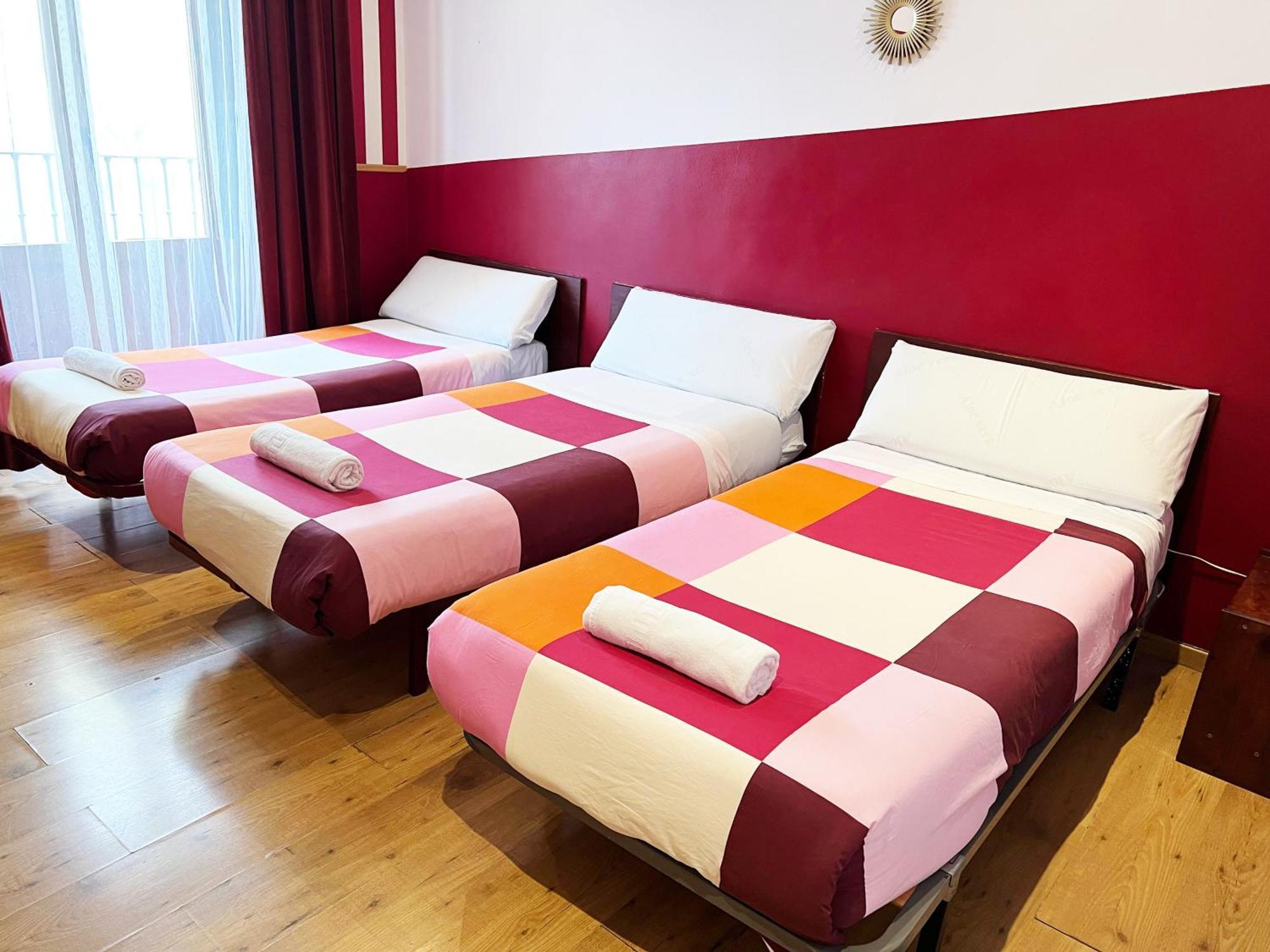 Hostal La Casa De La Plaza Madrid Buitenkant foto
