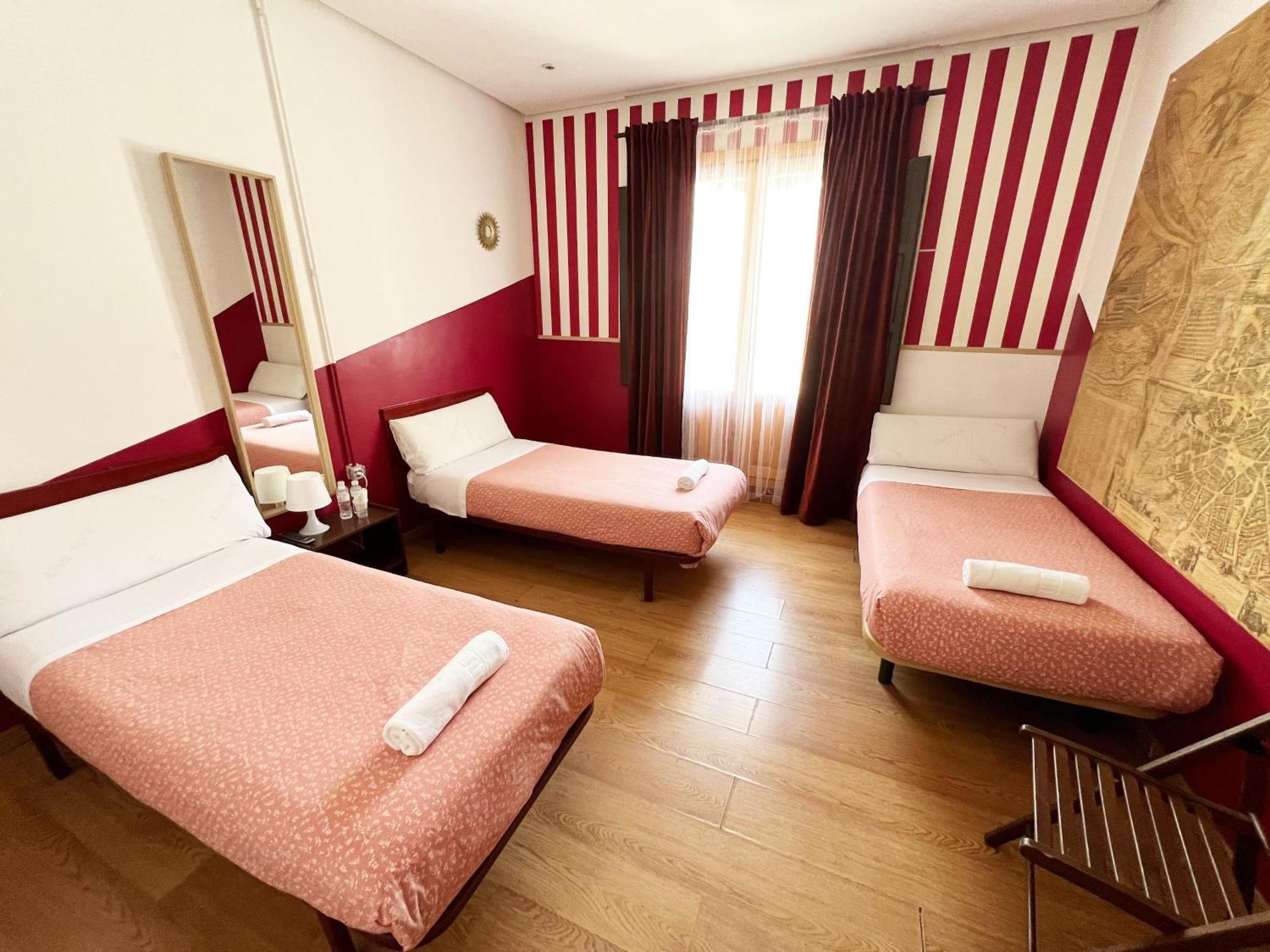 Hostal La Casa De La Plaza Madrid Buitenkant foto