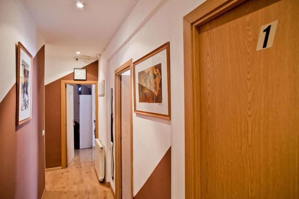Hostal La Casa De La Plaza Madrid Buitenkant foto